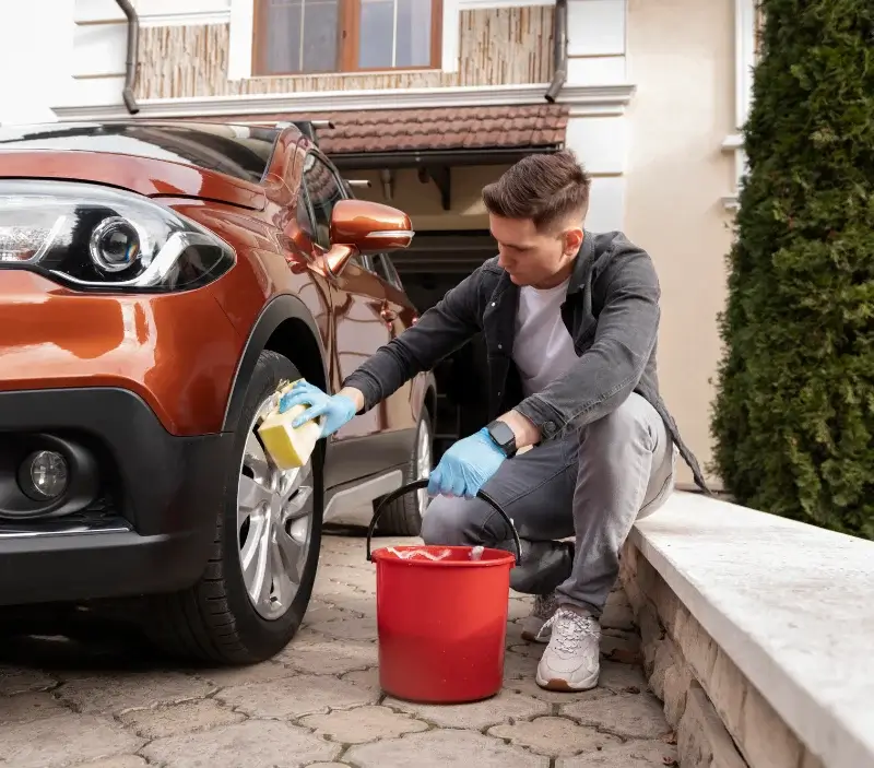 Lavage auto à domicile Saint-Christophe-et-le-Laris : professionnel intervenant sur un véhicule